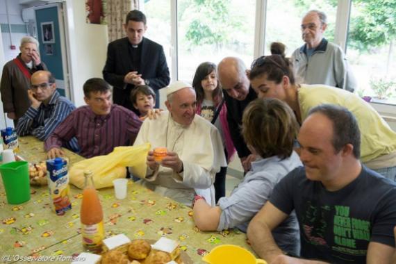 le pape dans une salle à manger à l'arche