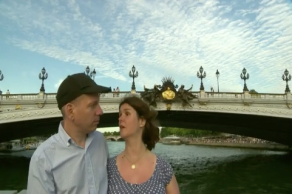 deux personnes handicapées mentales se promènent sur la Seine