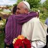 le pape françois dans les bras
